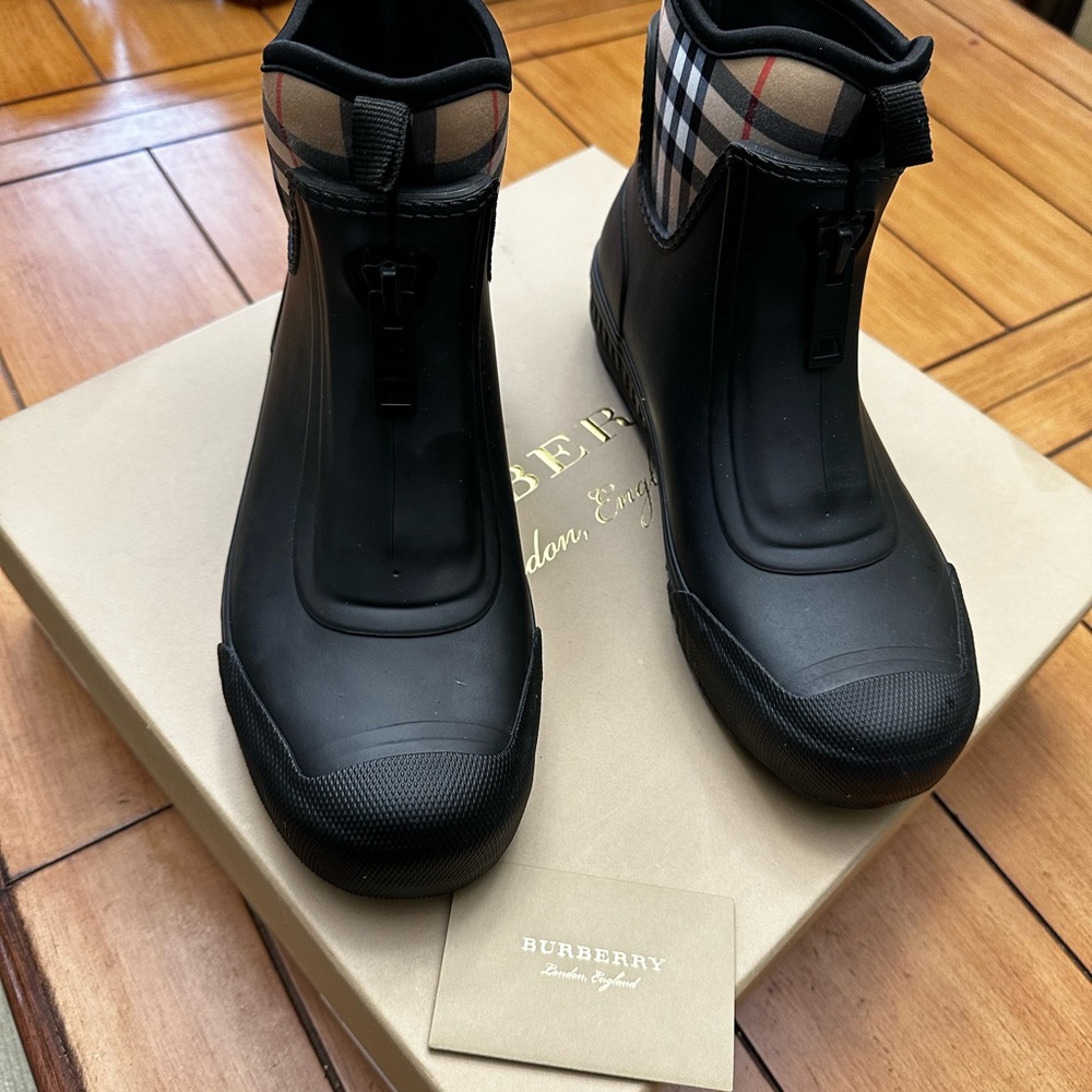Burberry rain boots … - Picture 4 of 8